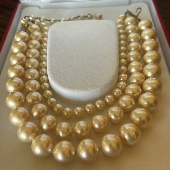 Elegant Three tier Majorica Pearl Necklace - Picture 4 of 7